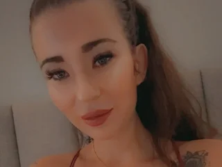SecretSashaX Woman webcam from United Kingdom
